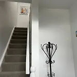 Sunberry 2 Bright Modern Entire Home, 別荘 *