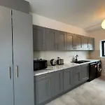 Sunberry 2 Bright Modern Entire Home, 別荘 Headford
