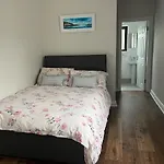 Sunberry 2 Bright Modern Entire Home, Holiday home Headford