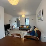 Sunberry 2 Bright Modern Entire Home, 別荘