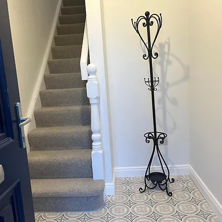 Sunberry 2 Bright Modern Entire Home, Дом отдыха