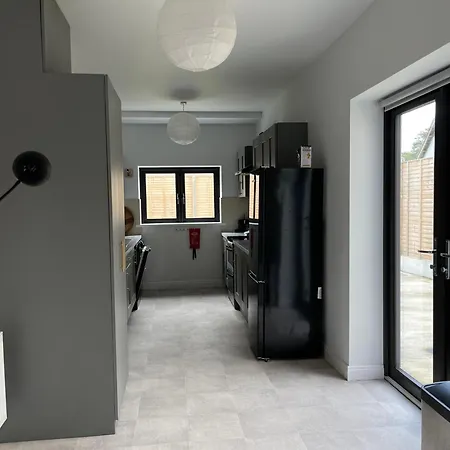 Sunberry 2 Bright Modern Entire Home, Vakantiehuis *