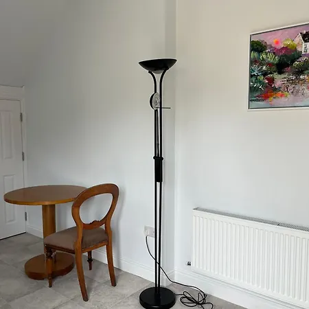 Sunberry 2 Bright Modern Entire Home, Vakantiehuis Headford