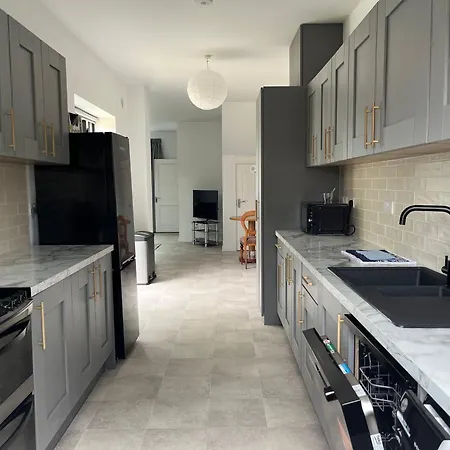 Sunberry 2 Bright Modern Entire Home, Headford