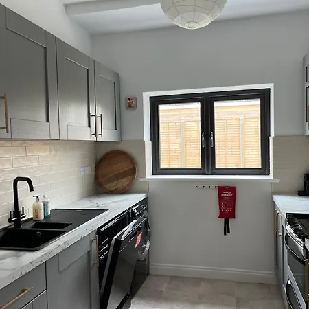 Дом отдыха Sunberry 2 Bright Modern Entire Home, *