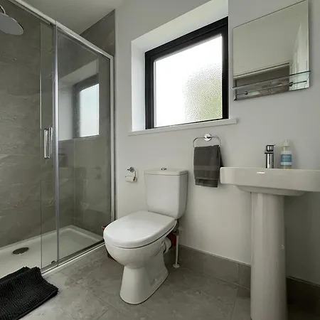 Sunberry 2 Bright Modern Entire Home, Headford