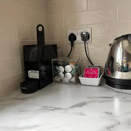 Sunberry 2 Bright Modern Entire Home, Vakantiehuis *