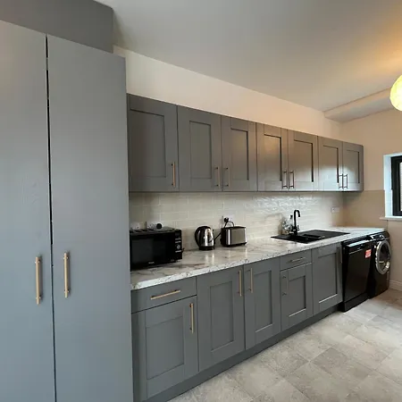 Sunberry 2 Bright Modern Entire Home, Prázdninový dům Headford