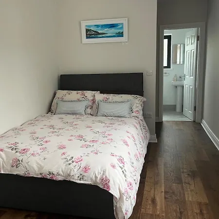 Sunberry 2 Bright Modern Entire Home, Vakantiehuis Headford