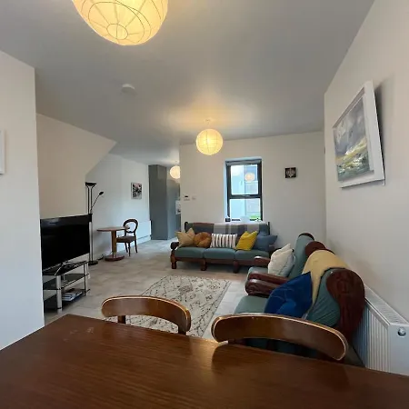 Sunberry 2 Bright Modern Entire Home, Vakantiehuis