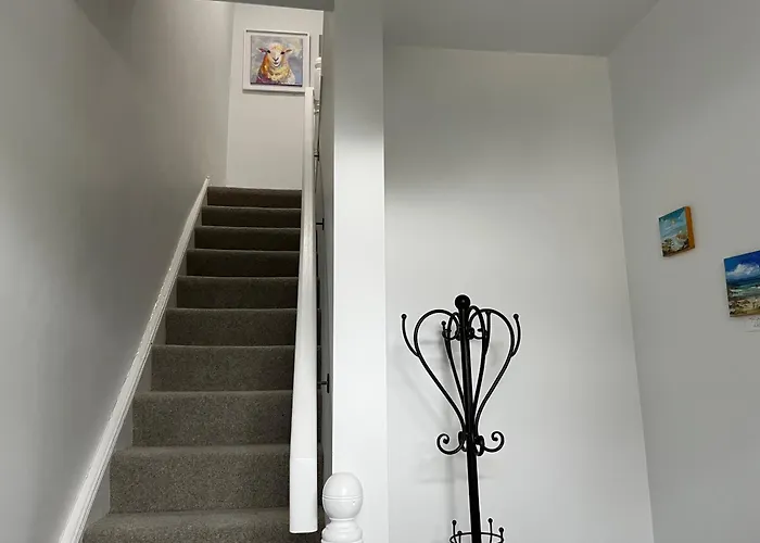 Sunberry 2 Bright Modern Entire Home, 펜션 *