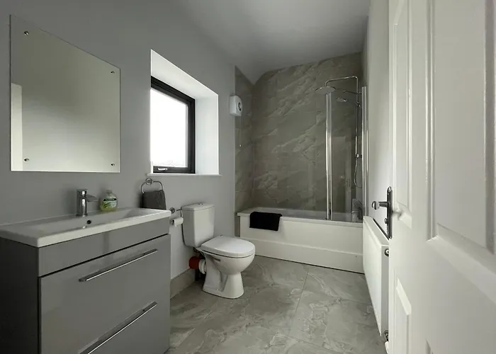 Sunberry 2 Bright Modern Entire Home, 펜션 *