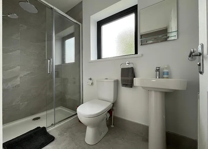 Sunberry 2 Bright Modern Entire Home, Headford