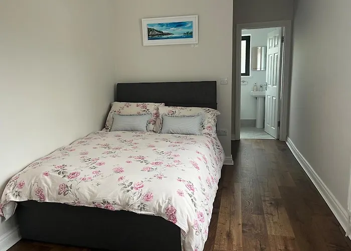 Sunberry 2 Bright Modern Entire Home, Casa de Férias Headford