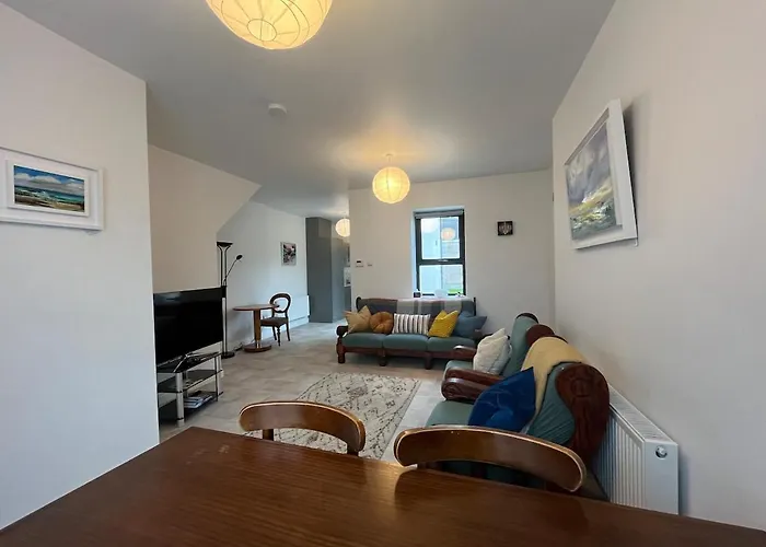 Sunberry 2 Bright Modern Entire Home, 펜션